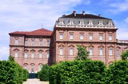 La residenza dei Savoia a Venaria Reale, Torino (Piemonte) - La bellezza dell'edificio suggerisce che sia nato per vezzo artistico e nobiliare ma in realtà, il fine è stato ...