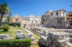 Resti del tempio di Apollo a Siracusa, Sicilia. E' il tempio dorico più antico della Sicilia. Nel tempo ha subito diverse trasformazioni: fu chiesa bizantina e poi moschea islamica ...