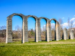 Resti dell'antico acquedotto romano di Acqui Terme, Piemonte. Si tratta dell'antico acquedotto costituito da 15 pilastri e 4 archi. In origine era lungo 13 km e attingeva acqua dal torrente ...
