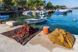 Reti da pesca e piccoli pescherecci a Loviste, penisola di Peljesac, Croazia. E' un vero e proprio paradiso per gli appassionati della pesca e ad ogni ora del giorno si può trovare ...