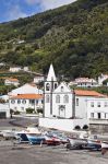 Panorama sul villaggio di pescatori di Ribeiras, uno dei più suggestivi dell'isola di Pico - © mrfotos / Shutterstock.com