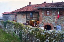 Ricetto di Candelo, Biella, durante il periodo di Natale, Piemonte. Durante l'Avvento le graziose vie del paese, fatte di ciottoli inclinati, si addobbano a festa e ospitano bancarelle e ...