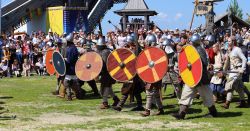 Rievocazione della guerra medievale a Tobolsk, Russia. Un momento del 3° festival "Abalakskoe pole" con guerrieri armati di scudo e spade che combattono - © Matveychuk Anatoliy ...