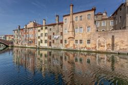 Riflessi di antiche case sul canale a Chioggia, Veneto, Italia.



