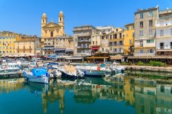 Riflesso dei palazzi e della Cattedrale di San Giovanni Battista nel porto di Bastia, Corsica. Una bella immagine scattata in una soleggiata giornata estiva - © Pawel Kazmierczak / Shutterstock.com ...