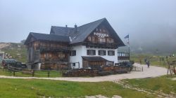 Rifugio Fodara Vedla a San Vigilio di Marebbe, Trentino Alto Adige. Situato nel cuore del Parco Naturale Fanes-Sennes-Braies, questo rifugio è circondato da splendide montagne che sembrano ...