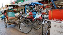 Risciò in attesa di clienti al mercato di Pakkret, regione di Nonthaburi (Thailandia) - © iFocus / Shutterstock.com