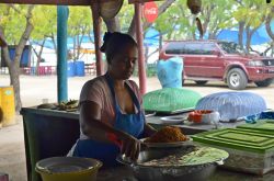 Ristorante a La Ensenada. Nei locali sulla spiaggia si cuociono sulla griglia ottime aragoste accompagnate da riso e platano fritto.

