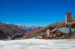 Il ristorante Le Capricorn e il complesso di appartamenti Belleville Caron nel villaggio sciistico Les Menuires, Francia. Siamo nel Rodano-Alpi a 1800 metri di altitudine - © Olga Spiryakina ...