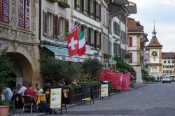 Ristoranti e caffè nella strada più frequentata di Murten, Svizzera - © Valery Shanin / Shutterstock.com