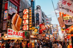 Ristoranti e fast food a Dotonbori, Osaka, Giappone. Dotonbori è un'area commerciale e turistica nella zona di Namba © Sanga Park / Shutterstock.com
