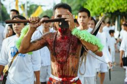 Rituale religioso durante il Festival Vegetariano a Phuket, Thailandia. I sacerdoti che officiano questi riti sono chiamati "mahsongs" - © Artem Zhushman / Shutterstock.com


 ...