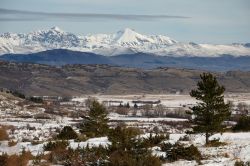 Rocca di Cambio, Abruzzo e sullo sfondo il Gran Sasso