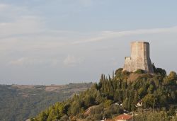 L'inconfondibile sagoma della Rocca di Tentennano domina il borgo di Rocca d'Orcia, frazione di Castiglione d'Orcia (Siena) - © Federico.Crovetto / Shutterstock.com