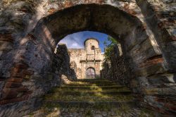 Castello Oldofredi, successivamente Rocca Martinengo, domina il paesaggio di Monte Isola, sul Lago d'Iseo (Lombardia).