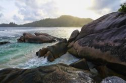 Rocce a Baie Lazare, isola di Mahe, Seychelles