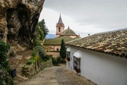 Arroccato tra le rocce, il borgo di Zahara de la Sierra è uno dei più belli dell'Andalusia. Al centro della foto la chiesa di Santa Maria de la Mesa - © siete_vidas / ...