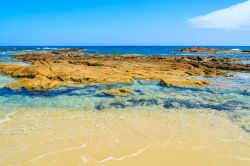 Rocce e acqua limpida sulla spiaggia di Costa Rei in Sardegna