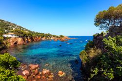 Rocce e mare nei pressi di Saint Raphael, Francia. Le tipiche formazioni rocciose rossastre dell'Esterel fanno da perfetto scenario a questo scorcio di Mare Mediterraneo - © StevanZZ ...