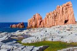 Rocce rosse sulla spiaggia di Tortolì in Sardegna - © Tilo G / Shutterstock.com