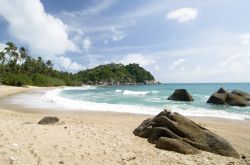 Rocce su una spiaggia di Ko Pha Ngan, Thailandia. Pur essendo molto popolare quest'isola a sud-est della Thailandia conserva ancora intatto il suo fascino più autentico. La coltivazione ...