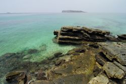 Rocce sulla riva nell'isola di Chapera, Las Perlas, Panama. Acque calme e miti lambiscono quest'isolotto dell'arcipelago dell'America Centrale.



