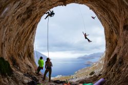 Rock climbers in una grotta sull'isola di Kalymnos (Grecia): questo territorio del Dodecaneso è famoso per gli appassionati di arrampicata sportiva.

