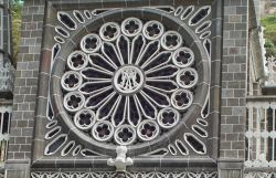 Un dettaglio del rosone centrale della cattedrale del santuario cattolico di Las Lajas, Ipiales (Colombia) - foto © Angela N Perryman / Shutterstock.com