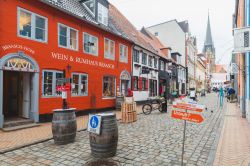 La Wein & Rumhaus Braasch è un negozio e museo in cui si possono assaggiare vini e rum d’importazione. Si trova in Rote Straße, nel centro di Flensburg - © Evannovostro ...