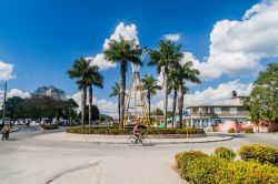 Una rotonda in Avenida Primero de Enero a Las Tunas, Cuba - © Matyas Rehak / Shutterstock.com