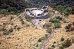 Rovine del Runkurakay, un edificio a forma circolare, che ricorda un cesto