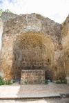 Le rovine della chiesa di San Rocco nella città fantasma di Monterano, Roma, Lazio. Affacciato su piazza Lunga e situato nei pressi del palazzo ducale, l'edificio religioso risale ...