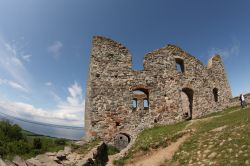 Rovine del castello di Brahehus nei pressi di Jonkoping, Svezia. Sorge sulla cresta di un'altura scoscesa.
