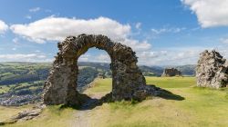 Le rovine del castello di Dinas Bran, su una collina nella Dee Valley sono uno dei principali punti d'interesse turistico di Llangollen.