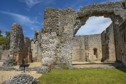 Le rovine del castello di Wolvesey a Winchester, Inghilterra. Secondo la leggenda questo castello deve il suo strano nome al capriccio di un re sassone che pretendeva di ricevere un tributo ...