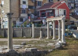 Rovine del foro romano a Durazzo, Albania. Una passeggiata per le vie della città ne fa emergere la ricca storia - © Cortyn / Shutterstock.com