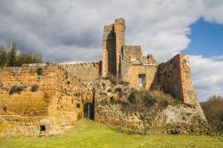 Rovine della Rocca Aldobrandesca di Sovana, Toscana. Simbolo del potere della famiglia Aldobrandeschi, da cui ha preso il nome, questo edificio di architettura militare venne edificato attorno ...