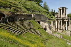 Rovine dell'antico anfiteatro romano a Volterra, Toscana. Fu riportato alla luce in occasione di scavi negli anni cinquanta del 1900. La sua costruzione, databile alla fine del I° secolo ...