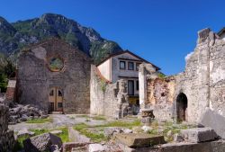 Rovine dopo il terremoto a Venzone, Friuli Venezia Giulia, Italia. Quasi completamente rasa al suolo dal sisma del 1976, questa località è stata ricostruita e oggi si presenta ...
