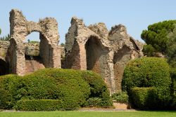 Le rovine romane del teatro di Frejus in Francia - © Philip Lange / Shutterstock.com