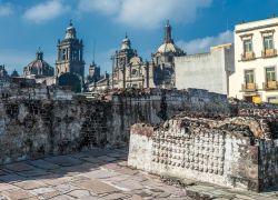 Le rovine del Templo Mayor nel centro storico di Città del Messico e, sullo sfondo, l'inconfondibile sagoma della Catedral Metropolitana - foto © javarman / Shutterstock.com ...