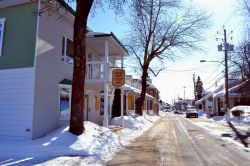 Rue St. Jean Baptiste: a Baie-Saint-Paul, nella regione dello Charlevoix, quedsta è la via principale del paese, dove si susseguono negozi, gallerie d'arte e casette costruite con ...