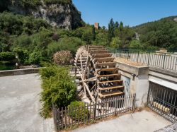 Una ruota idraulica in legno per alimentare una vecchia cartiera a Fontaine-de-Vancluse, Provenza (Francia) - © ikmerc / Shutterstock.com