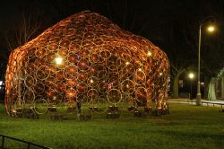 Una struttura realizzata con ruote di bicicletta ad Amsterdam (Olanda) in occasione del Festival delle Luci - foto © Ruslans Golenkovs / Shutterstock.com