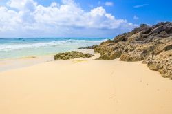 Sabbia bianca e rocce su una spiaggia di Playacar nei pressi di Playa del Carmen (Messico).

