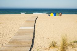 Sabbia e mare a Zahara de los Atunes, Spagna. Le acque cristalline e limpide del mare lambiscono il litorale di Zahara de los Atunes, nella Costa de la Luz a cui l'Unione Europea ha attribuito ...