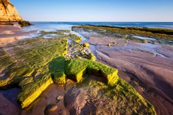 Sabbia e rocce sulla spiaggia di Porto de Mos, Algarve, Portogallo.
