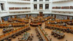 Sala di lettura alla biblitoeca di stato a Melbourne, Victoria, Australia - © Man of Stocker city / Shutterstock.com