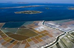 Saline e mulini a vento a Marsala, provincia di Trapani: il fascino senza tempo della laguna lo Stagnone.

