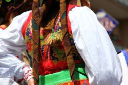 Un costume tradizionale tipico di Samugheo, in Sardegna - © Gianni Careddu - CC BY-SA 3.0 - Wikimedia Commons. 